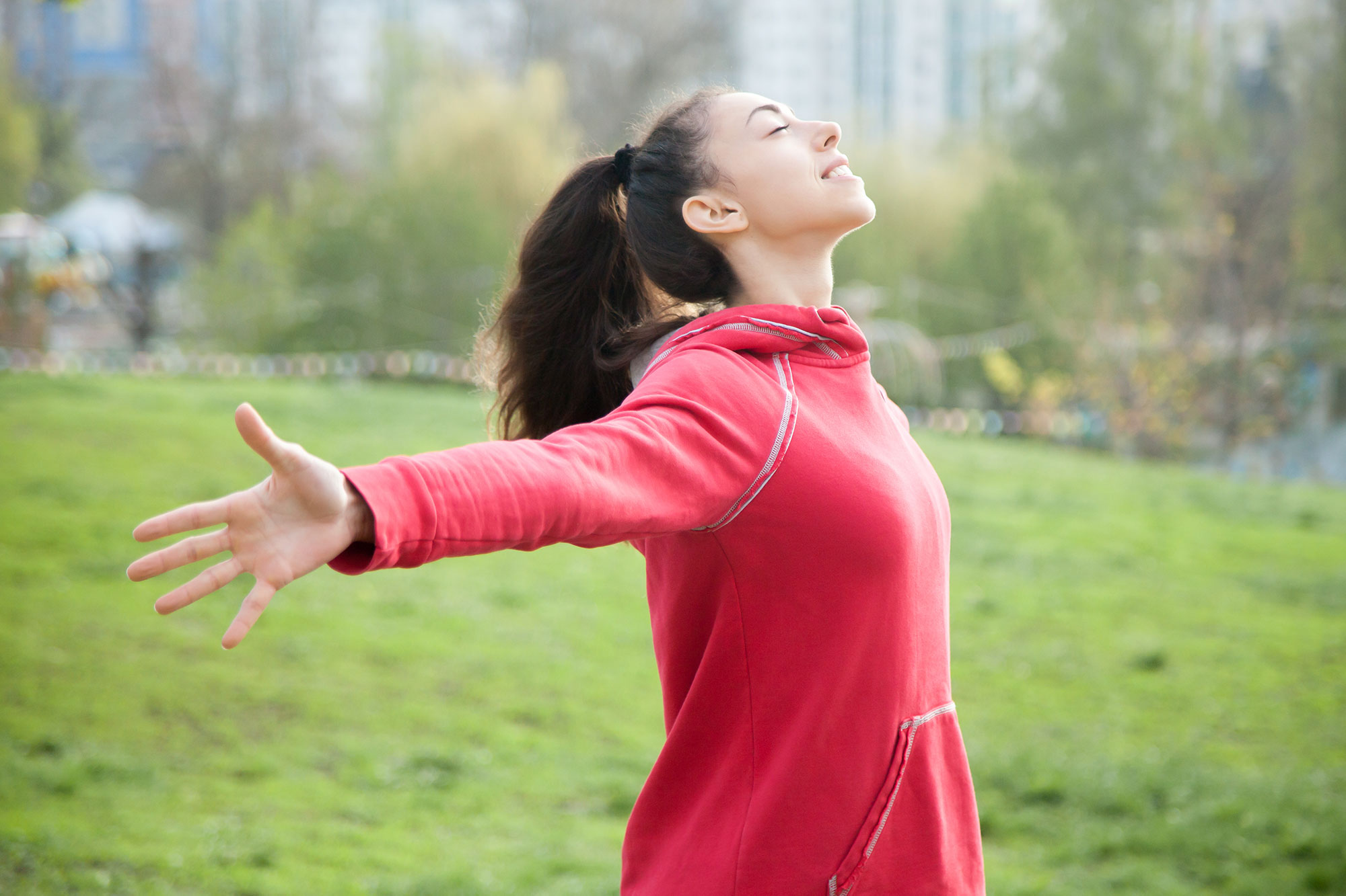 femme sportive en extérieur qui respire 