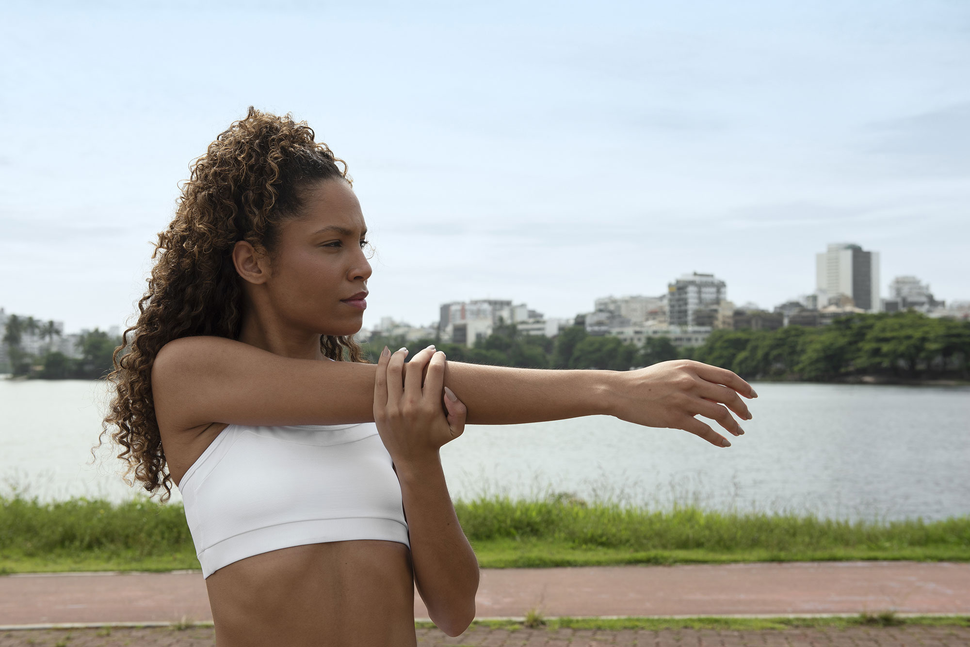 femme sportive faisant un étirement